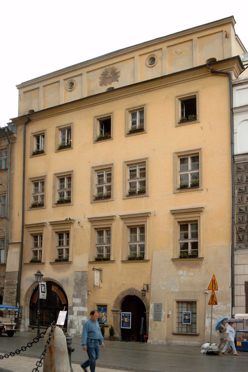 Gevel van het Hipolithuis aan een plein in Krakau