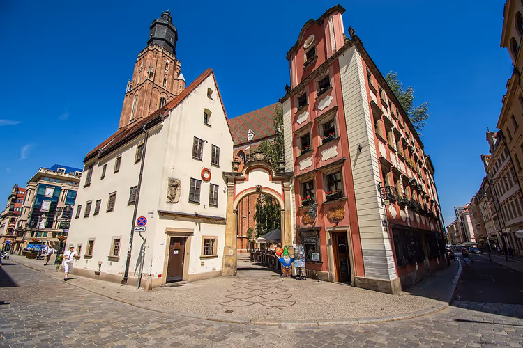 To historiske bygårder med en bue i Wrocław