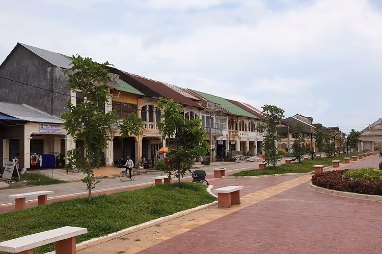 Kampot'ta sömürge dönemi evleri ve ağaçlarla dolu sokak