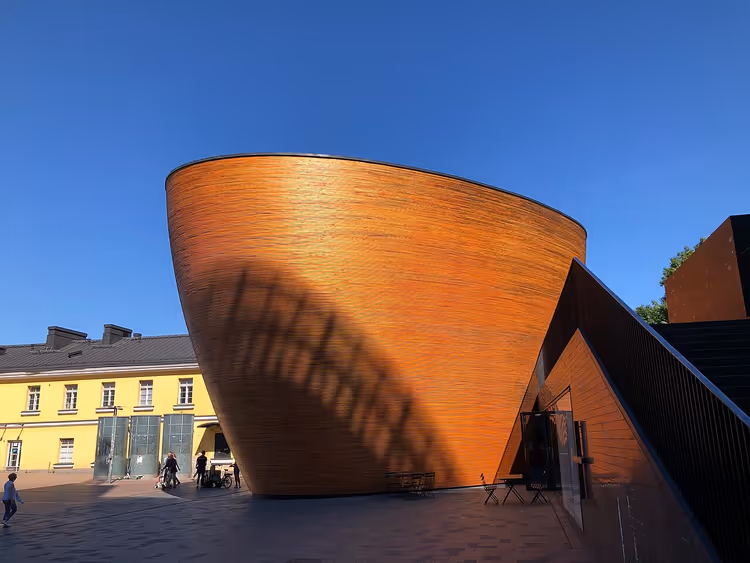 Stille Kapel Kamppi op een stadsplein