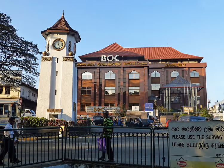 Arka planda BOC ile Kandy Saat Kulesi