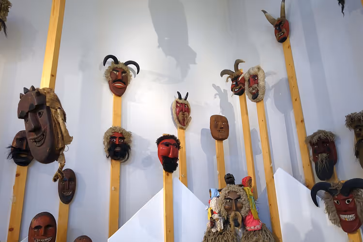 Máscaras de busho em madeira entalhada num carnaval de inverno