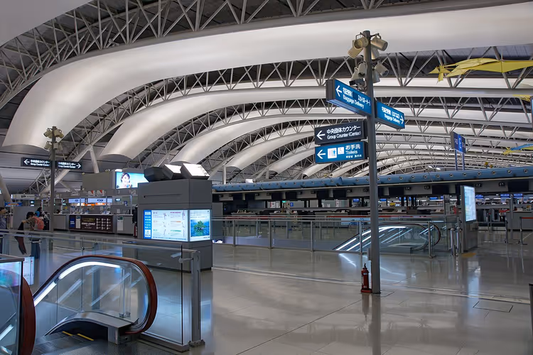 Weitläufiges Inneres des Kansai-Airport-Terminals
