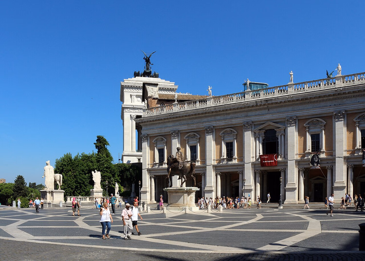 Marcus Aurelius'un atlı heykeliyle Piazza del Campidoglio
