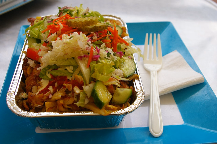 Kapsalon in einer Schale: Pommes, Fleisch und Salat