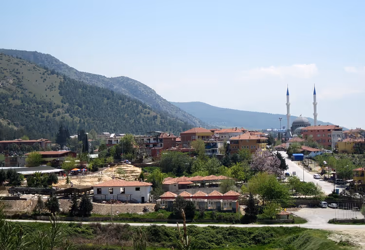 Панорама Карахайыта с минаретами и горами