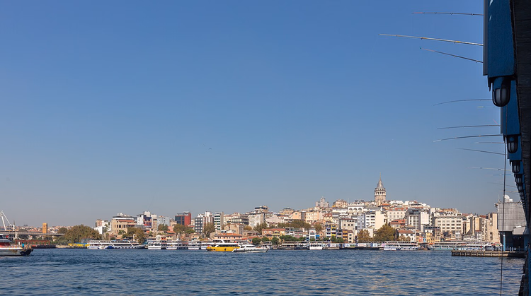 Karaköy und der Galataturm von der Galatabrücke aus