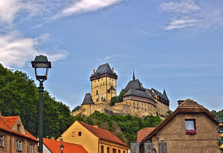 Kasteel Karlštejn boven de daken van het dorp