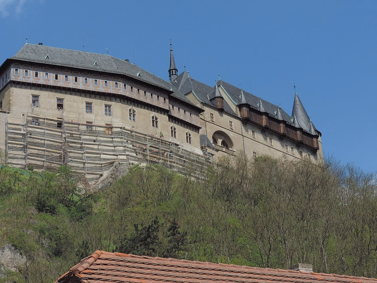 Keizerlijk Paleis van Karlštejn met een houten galerij
