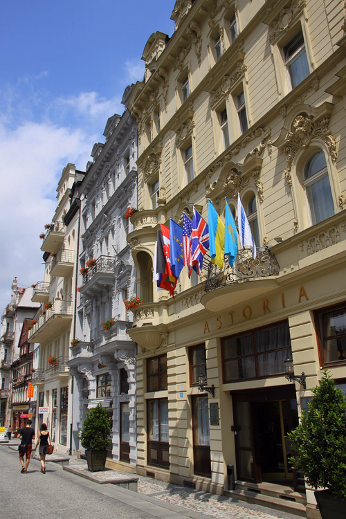 Bayraklı Astoria otelinin cephesi, Karlovy Vary