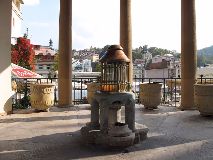 Decoratief bronpaviljoen in de colonnade, Karlovy Vary