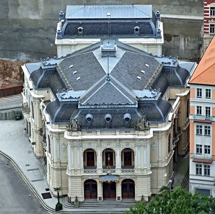 Karlovy Vary'deki şehir tiyatrosunun cephesi