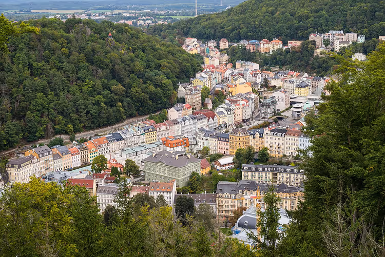 Panorama von Karlovy Vary im Teplá-Tal