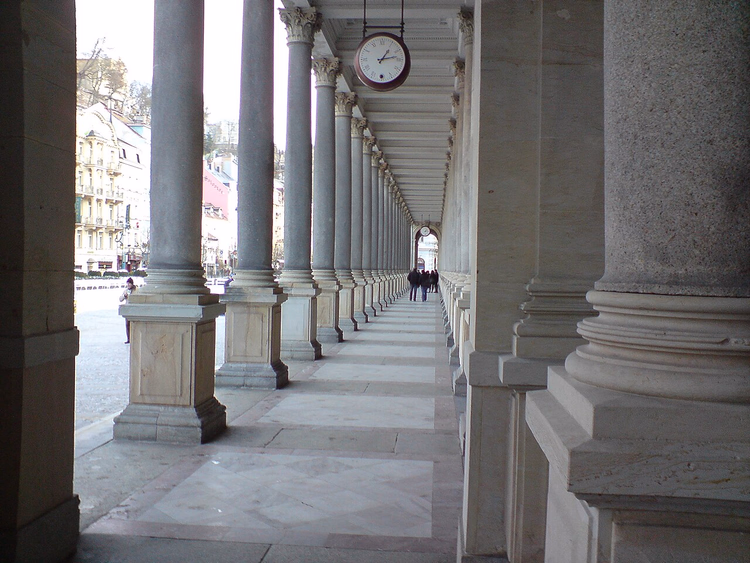 Galeria da Colunata do Moinho com relógio em Karlovy Vary