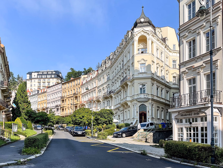 Karlovy Vary'de bir sokakta kuleli köşe binası