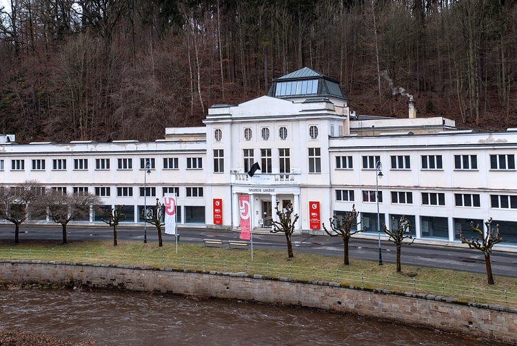 Teplá Nehri'nin üzerindeki beyaz sanat galerisi binası