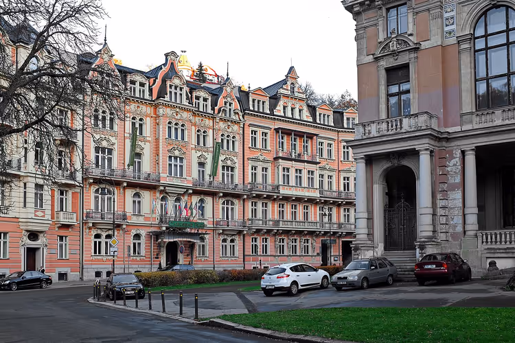 Karlovy Vary'deki Carlsbad Plaza otelinin cephesi