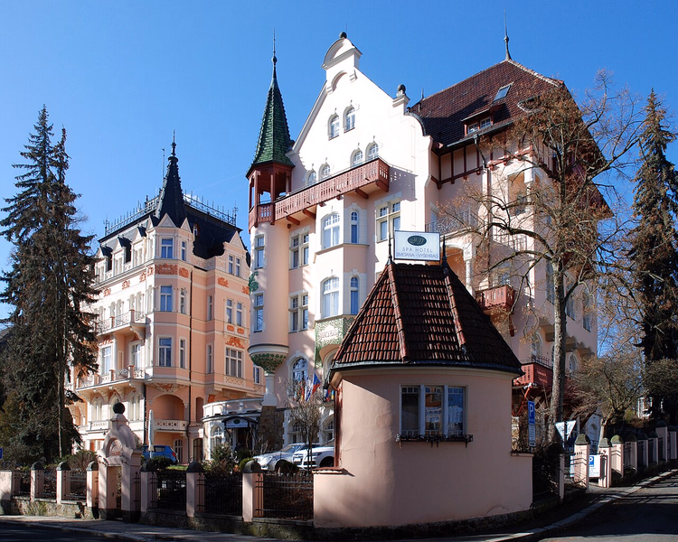 Karlovy Vary'deki Smetana-Vysehrad kaplıca otelinin binaları