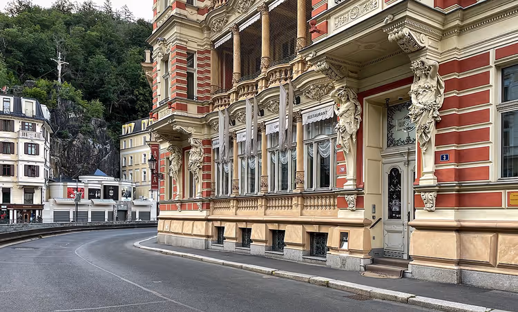 Karlovy Vary'deki Quisisana Palace butik otelinin cephesi