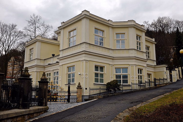 Dövme demir çitli sarı Lützow Villası