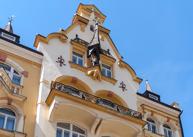Karlovy Vary'deki Romance Puskin otelinin cephesi
