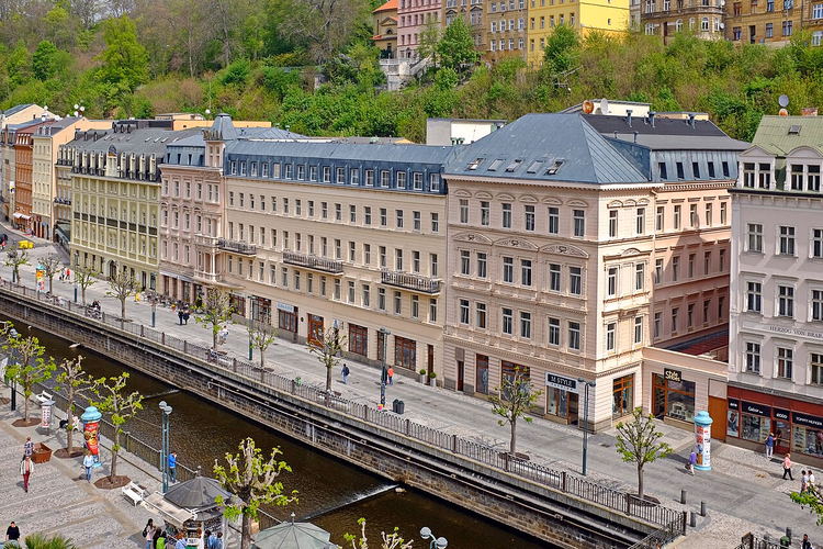 Tepla nehri kıyısındaki Kolonada otel binası