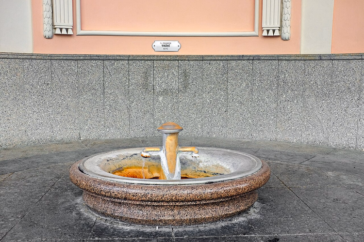 Granieten bassin van de Marktbron met kraan