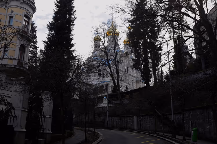 Altın kubbeli Aziz Peter ve Paul Kilisesi