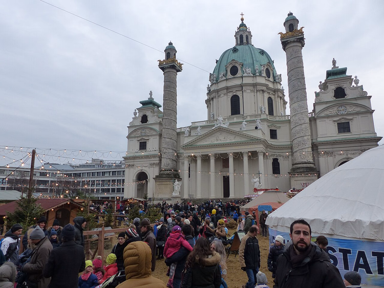 Karlskirche'de Noel pazarı, ziyaretçi kalabalığı