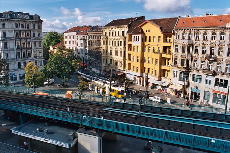 Hochbahn und Häuser in Prenzlauer Berg