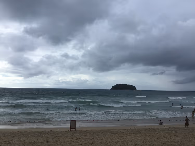 Kata Beach onder wolken, golven en zand