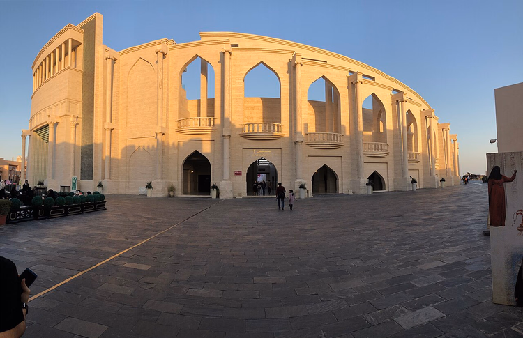 مدرج كتارا عند الغروب، ساحة مرصوفة