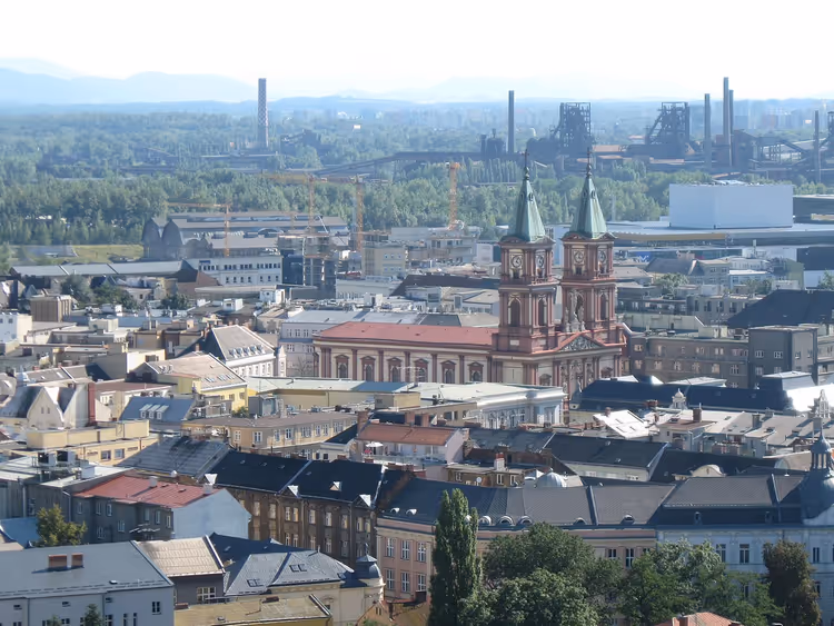 Panorama av Ostrava med katedralen og industrianlegg