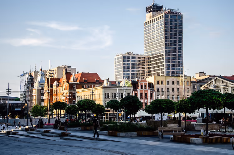 Marktplein in Katowice met hoogbouw