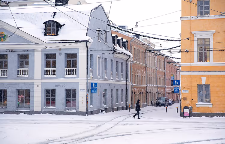 Winterstraat in Helsinki met oude gebouwen in de sneeuw
