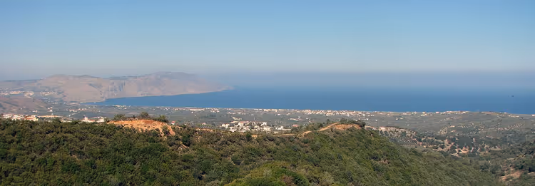 Panorama av kysten og havet fra en ås