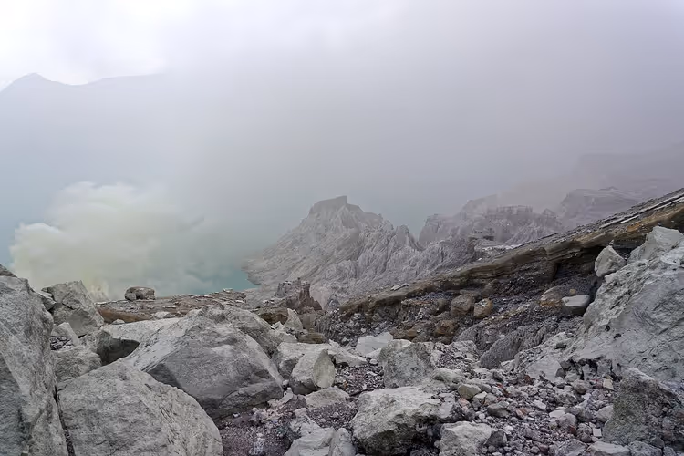 Saurer Kratersee des Ijen im Morgengrauen