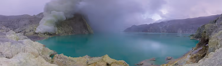 Turkis sur innsjø i krateret til vulkanen Ijen