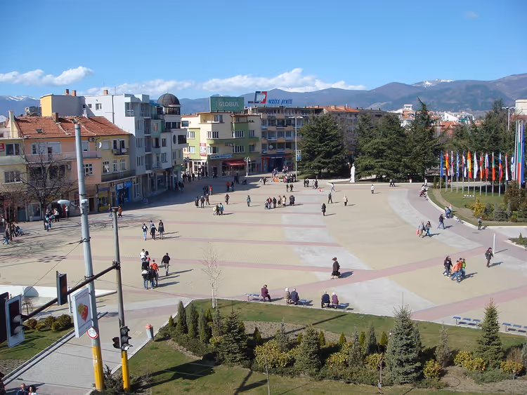 Zentraler Platz von Kazanlak mit Passanten und Bergen