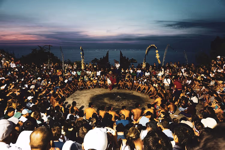 Gün batımında Uluwatu'da Kecak dansı