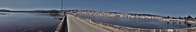 جسر عبر البحيرة إلى بلدة في كيفالونيا