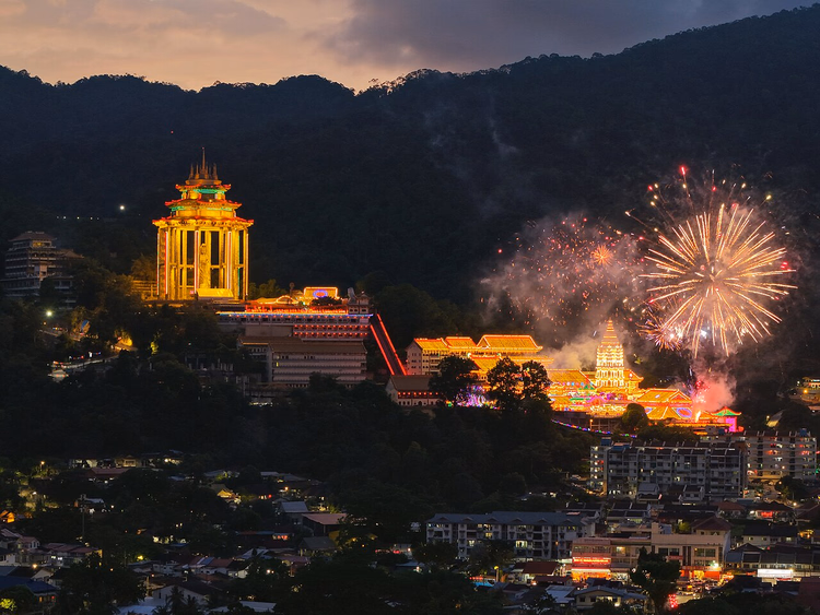 Verlichte Kek Lok Si-tempel met feestelijk vuurwerk