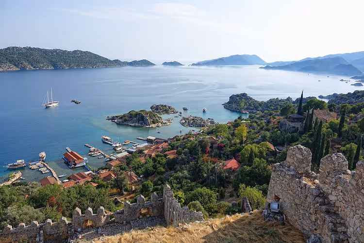 Bucht von Kekova mit Yachten und dem Dorf Kaleköy