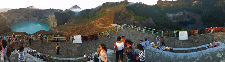 Panorama van het kratermeer van Kelimutu met toeristen