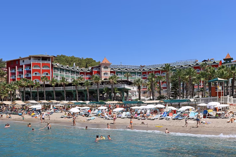 Vakantiehotel met rode gebouwen op Konaklı Beach