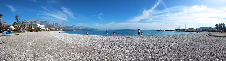 Галечный пляж Кемера, море и горы