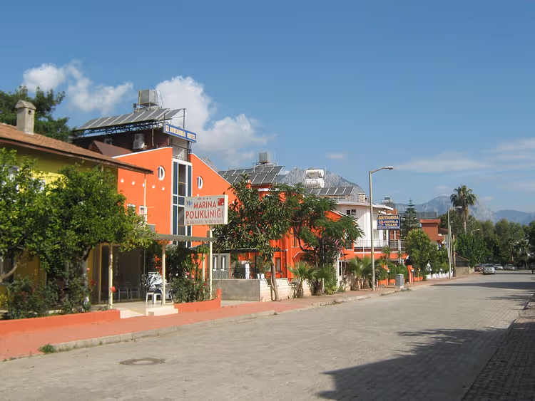 Straße in Kemer mit bunten Häusern und Bergen