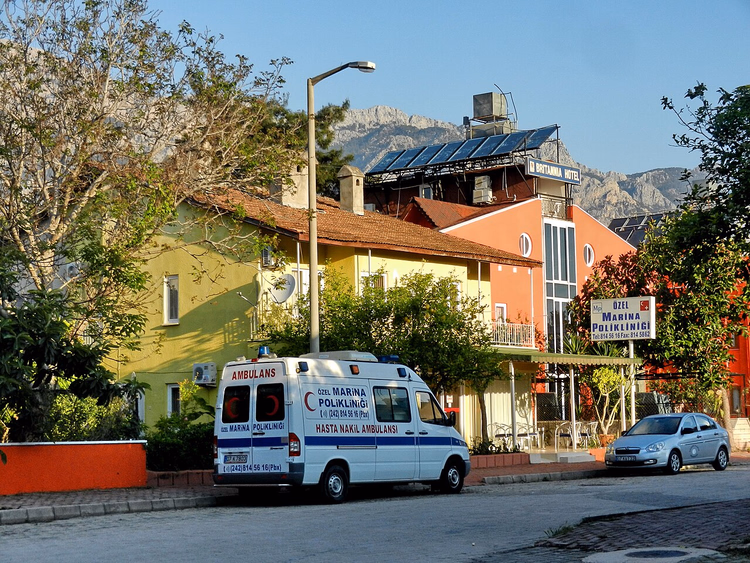 Rua em Kemer com as Montanhas Tauro ao fundo
