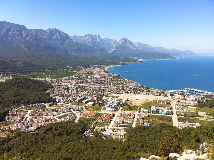 Buchten von Kemer zwischen Meer und Taurusgebirge