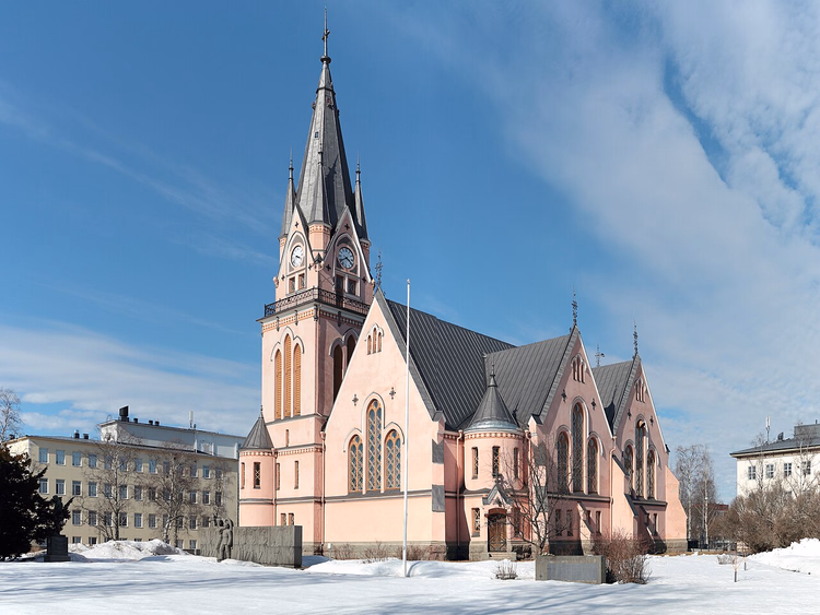 Roze Kemi-kerk in de winter onder de sneeuw